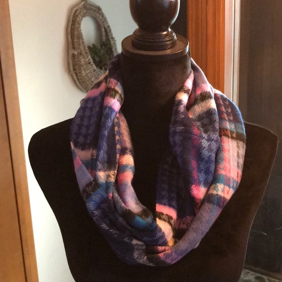 Beautiful scarf. Made in Germany 100% acrylic. - Picture 4 of 4
